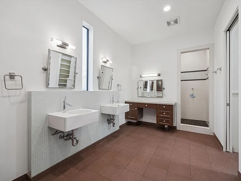 118 Tuam St — Photo 36