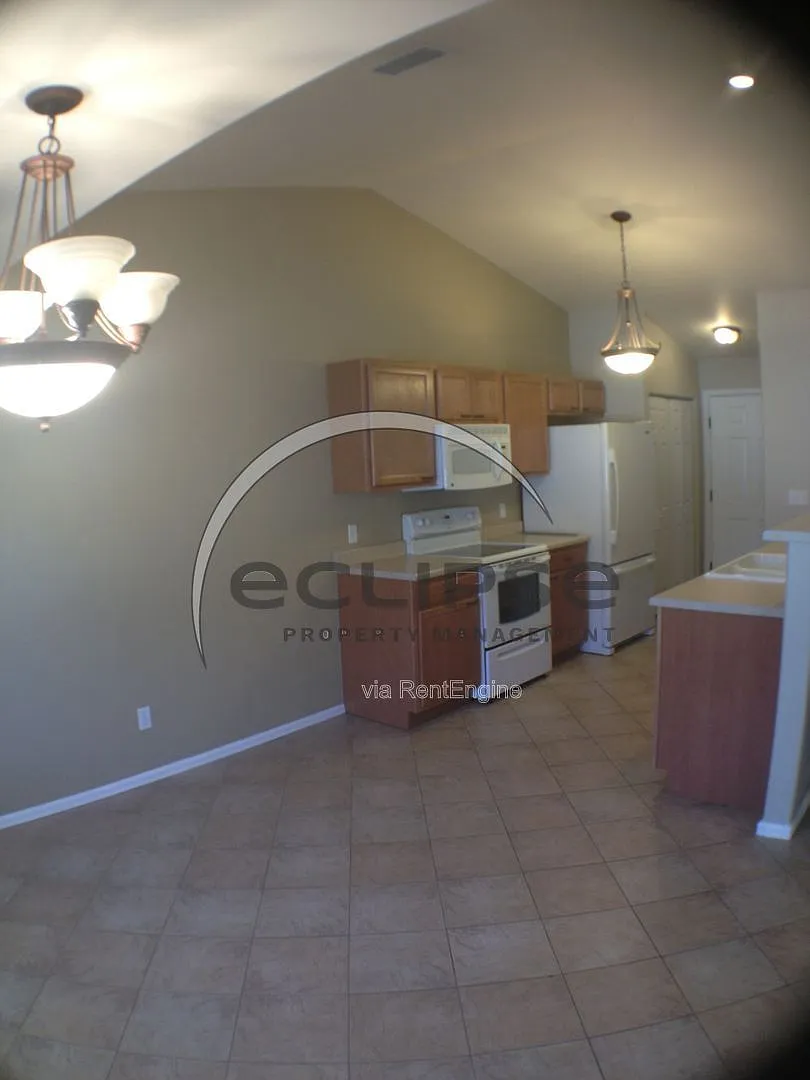 Building Photo - 625 S Maple St #3