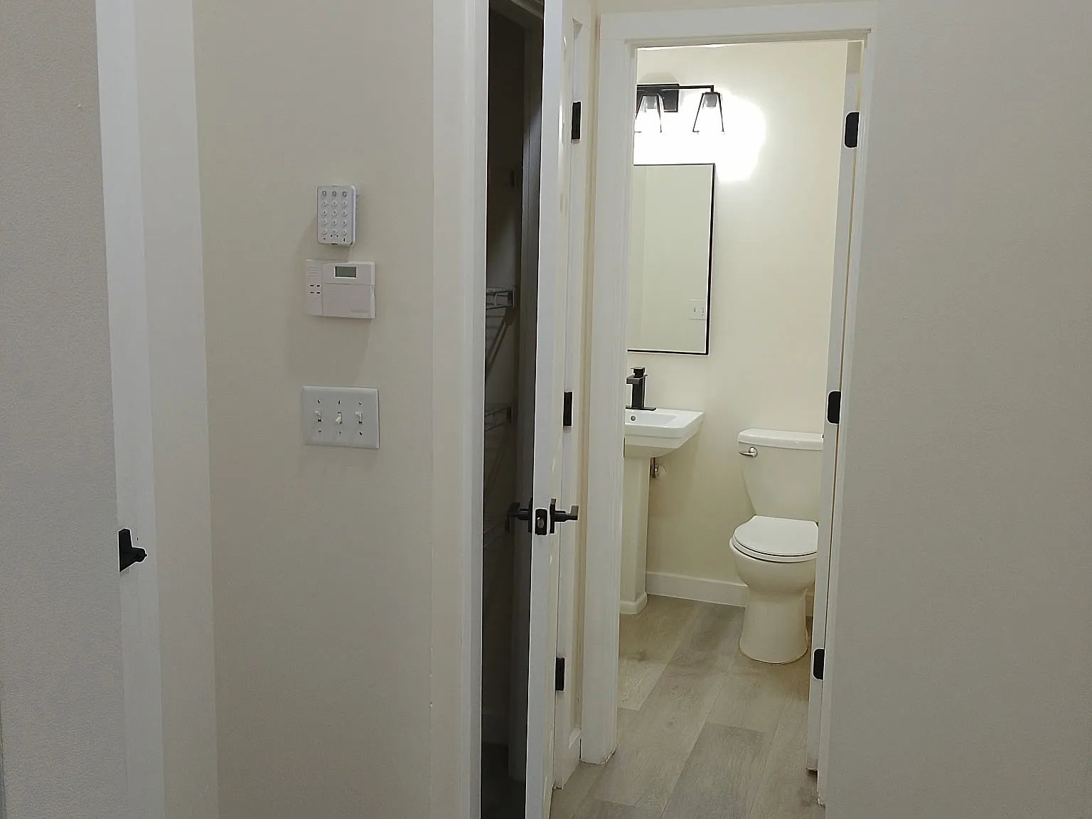 3 bed, 2.5 bath, 1484 sqft, $2,000 — Photo 2