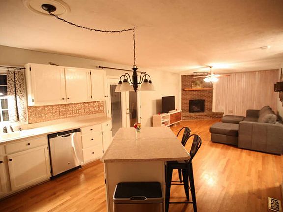3rd image of 215 Cawood Ct