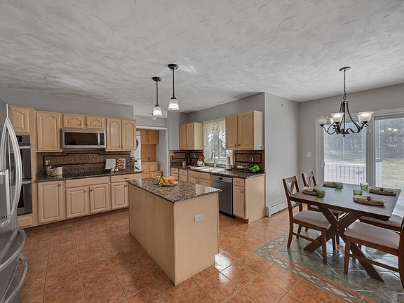 3rd image of 13 Stoneybrook Rd