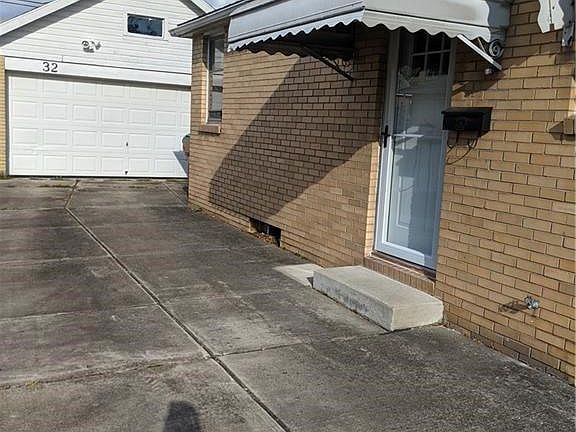 4th image of 32 Parkview Ter