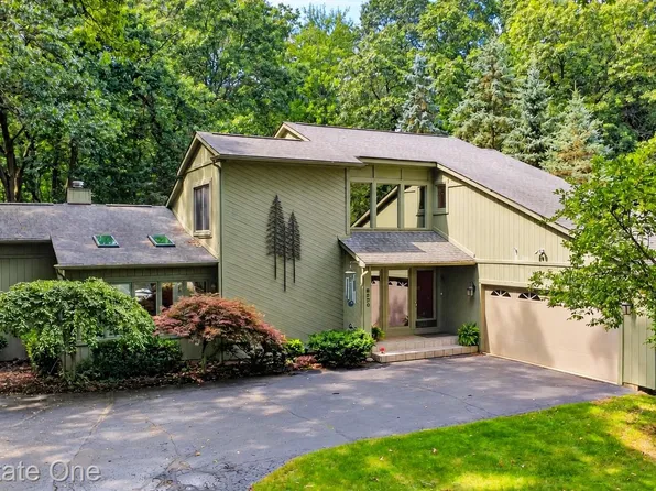8520 Englewood Dr, Clarkston, MI 48346