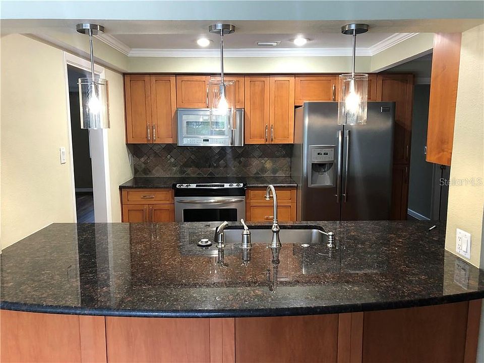 2nd image of 647 College Hill Dr
