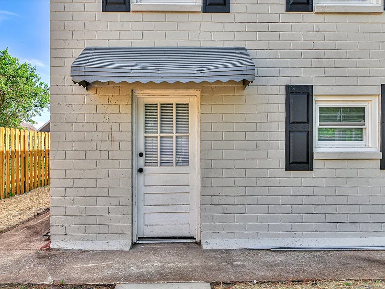 327 Meridian Ave — Photo 19