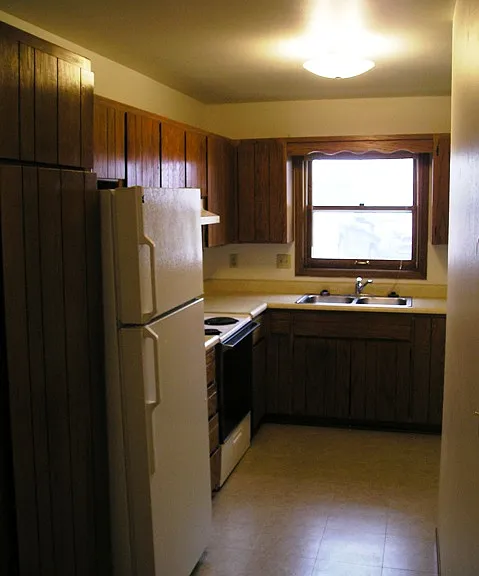 20-28 Pine Ridge interior kitchen- WEB_01302018