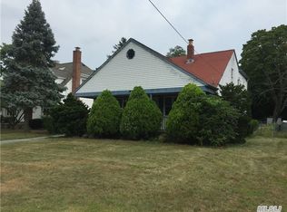 121 Riverview Dr, Riverview, NY 11901