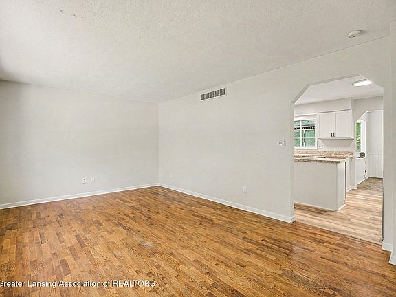 3rd image of 604 Cumberland Dr