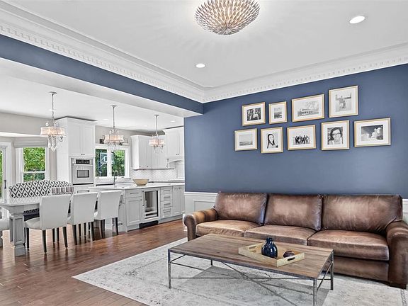 3rd image of 939 Arlington Oaks Ter