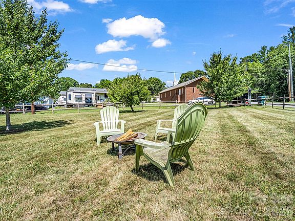 5th image of 215 Varden Pl