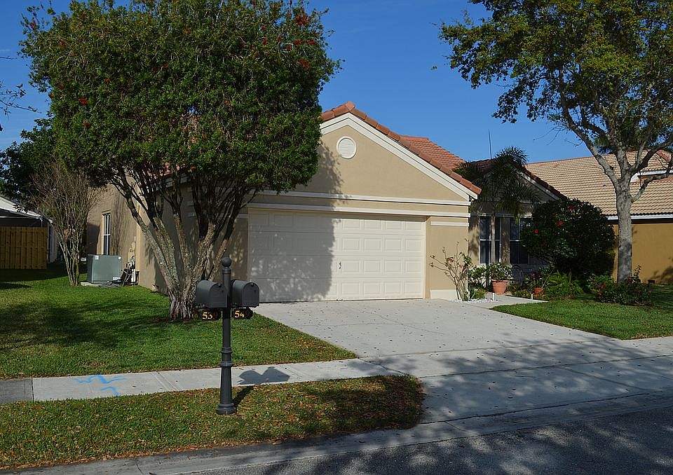 Front of home with garage 