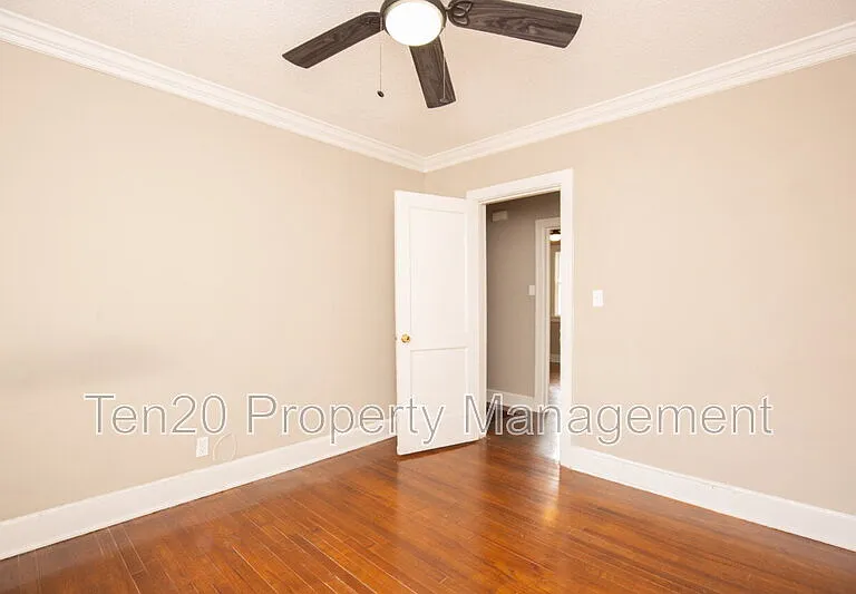 3909 Crestview Dr — Photo 11