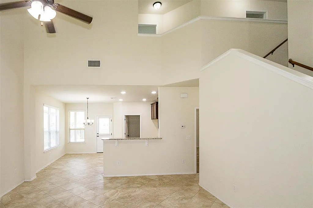 4 bed, 2.5 bath, 2075 sqft, $2,150 — Photo 3