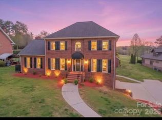 3811 Pinecrest Dr NE, Hickory, NC 28601