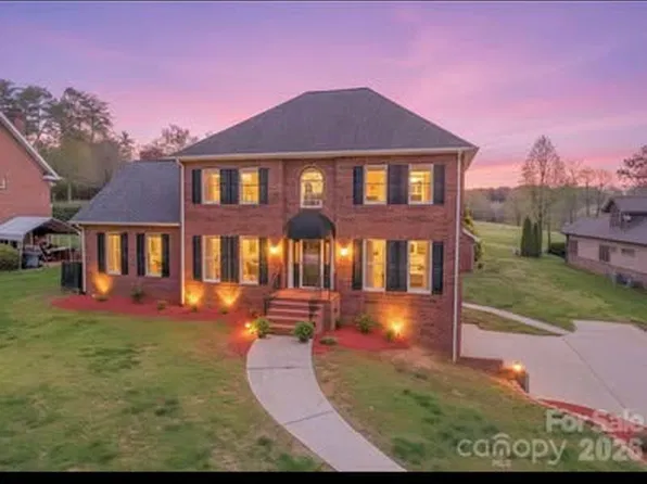 3811 Pinecrest Dr NE, Hickory, NC 28601