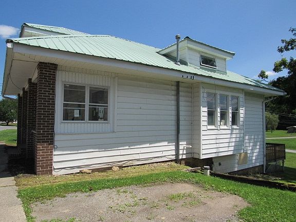 3rd image of 724 Main St