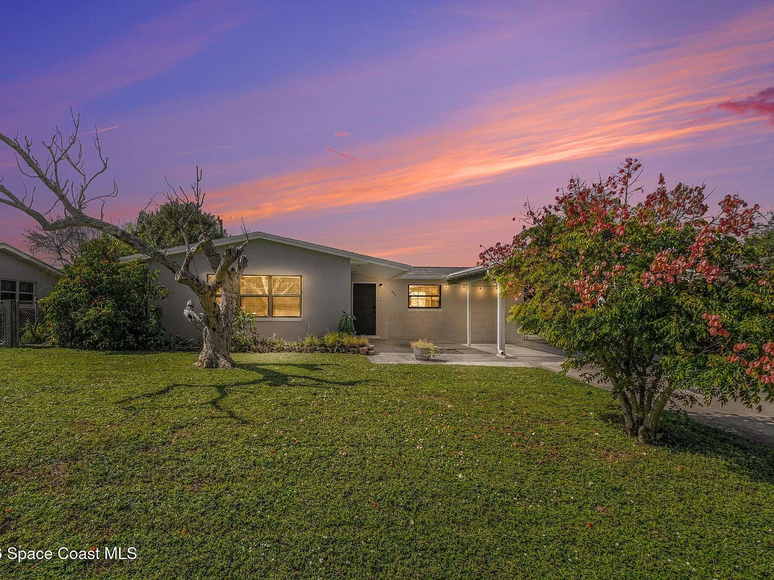 3 bed, 2.0 bath, 1306 sqft, $2,100 — Photo 2