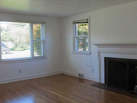 3rd image of 226 Garden City Dr