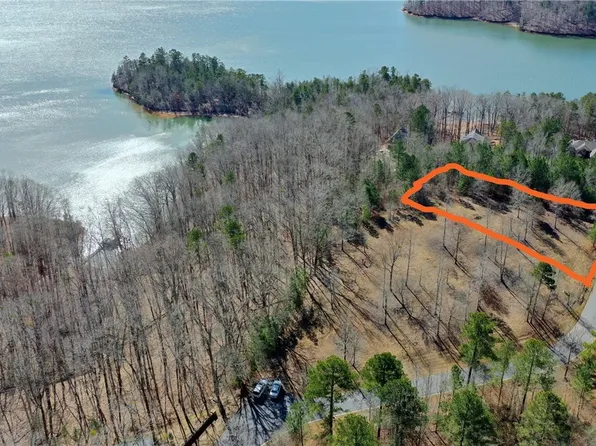 467 Overlook Dr, Fair Play, SC 29643