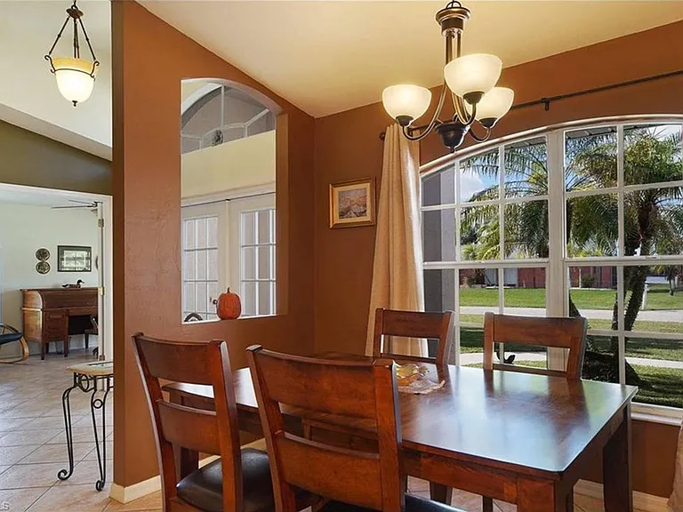 703 SW Santa Barbara Pl — Photo 5