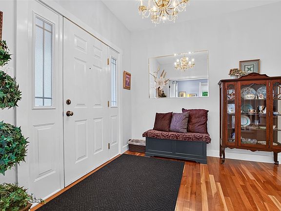 3rd image of 3192 Gibbins Rd