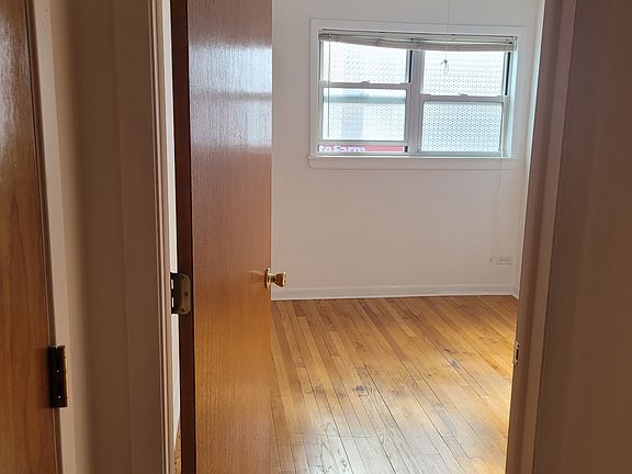 3rd image of 5222 W Belmont Ave