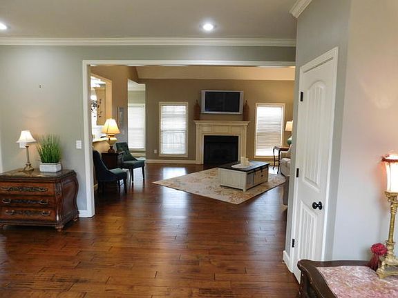 5th image of 365 Bluff View Dr