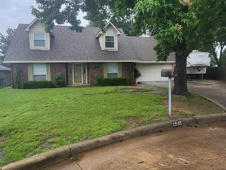 1848 Crestview Cir — Photo 2