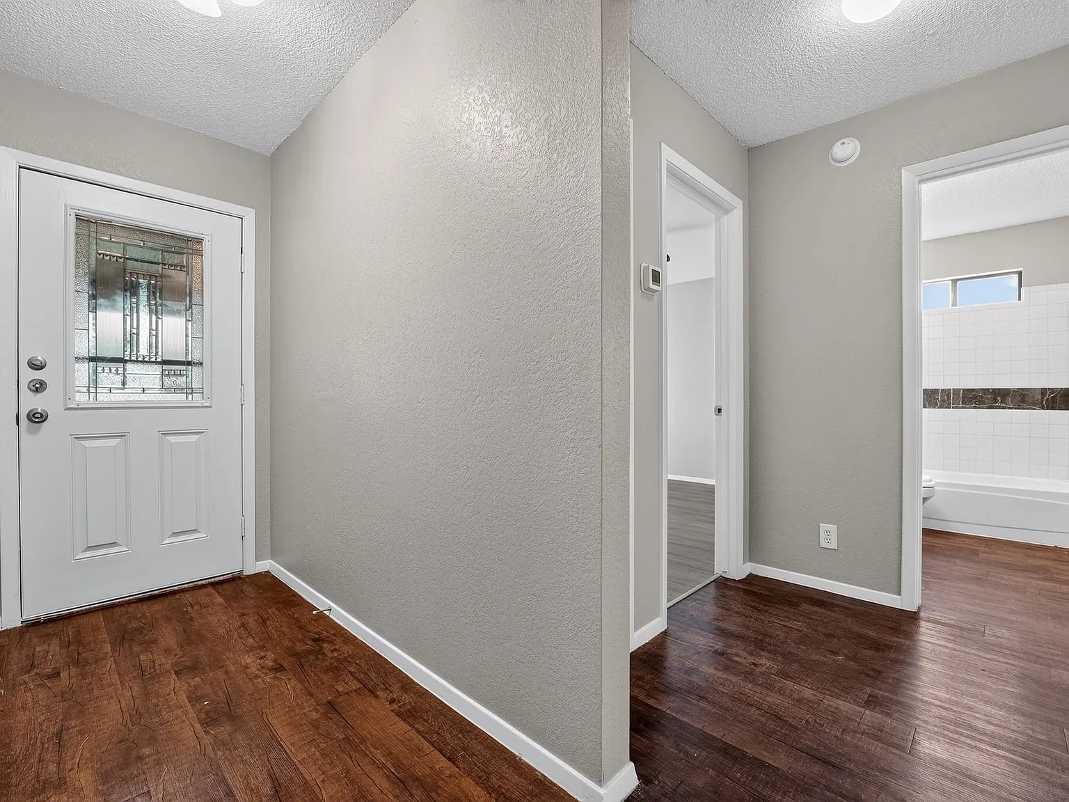 3 bed, 2.0 bath, 1371 sqft, $1,900 — Photo 4