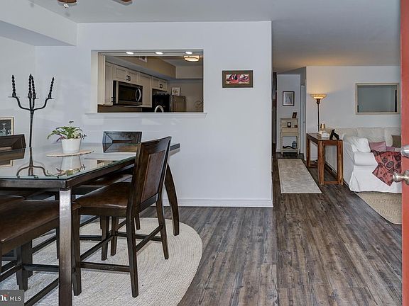 4th image of 375 Woodlake Dr