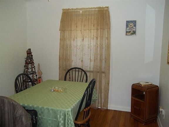 3rd image of 7281 Richmond Ave