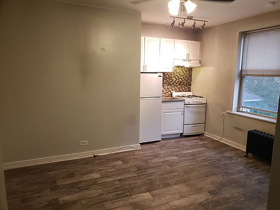 4th image of 1369 W Greenleaf Ave APT 109