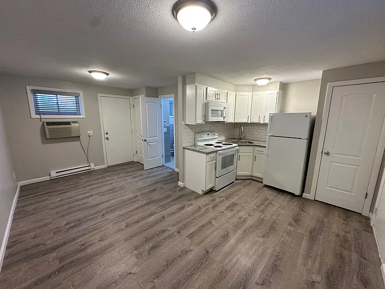 Crestwood Apartments — Photo 11