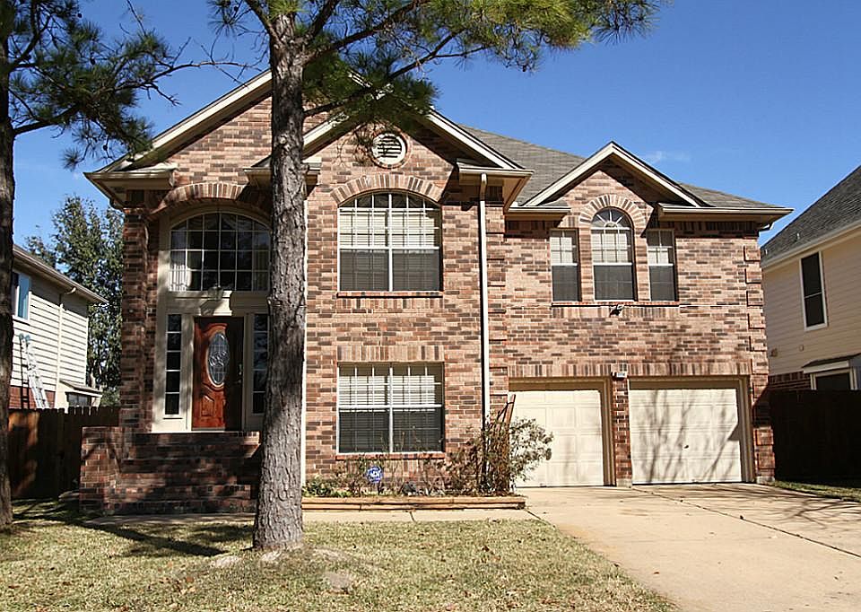 Pretty curb appeal on this VERY spacious home!