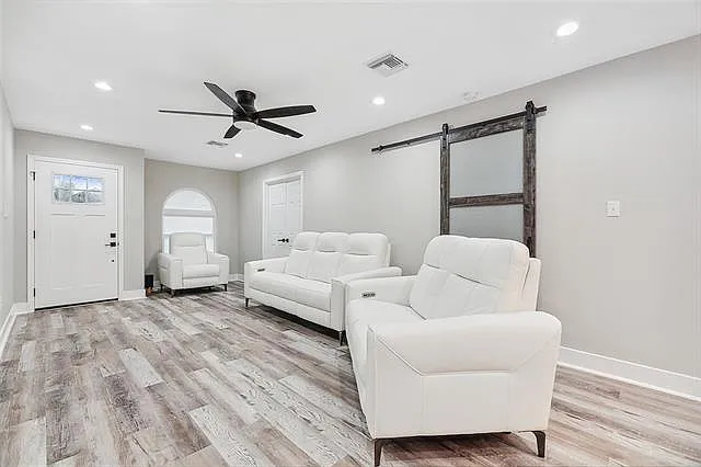 625 Oaklawn Dr — Photo 3