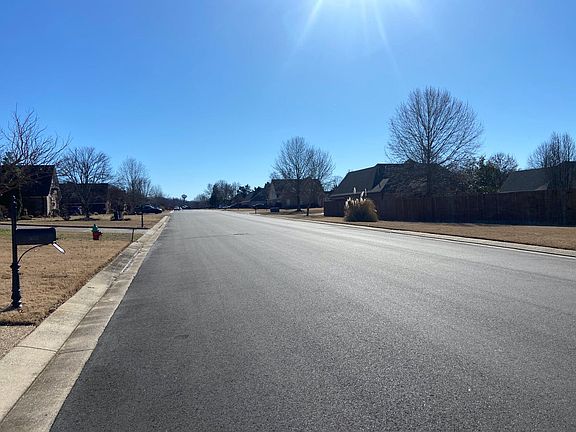 4th image of 370 Lakewood Dr