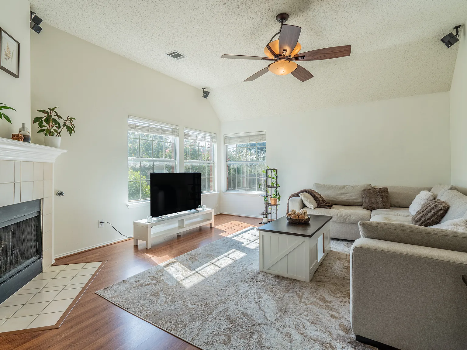 4 bed, 2156 sqft, $2,900 — Photo 3