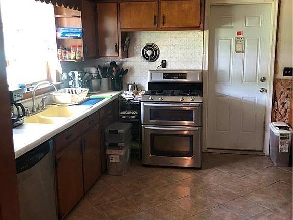 4th image of 4411 Carlisle Ave