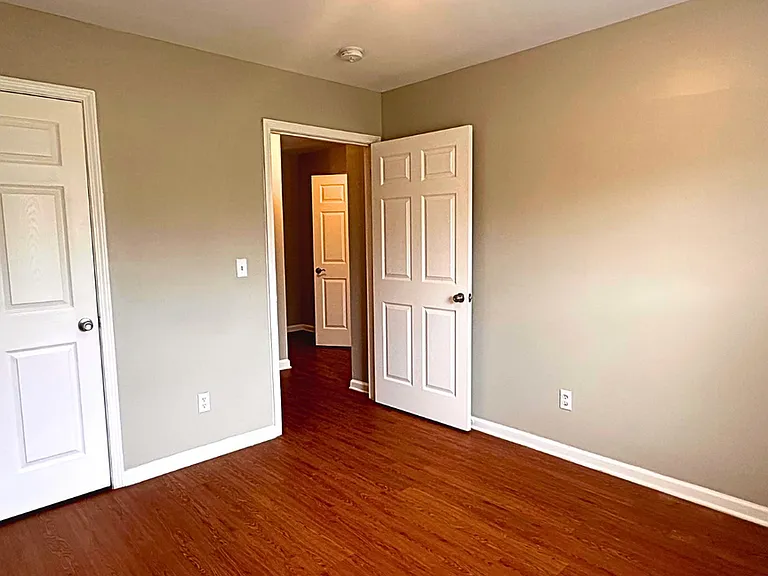 Chilewich Apartments — Photo 8