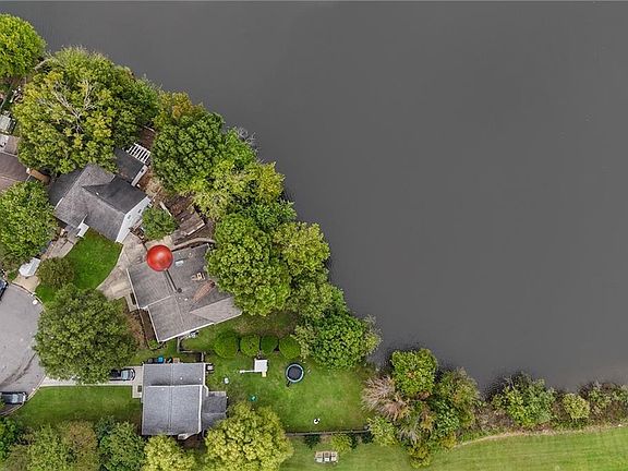 3rd image of 4972 Montrose Dr