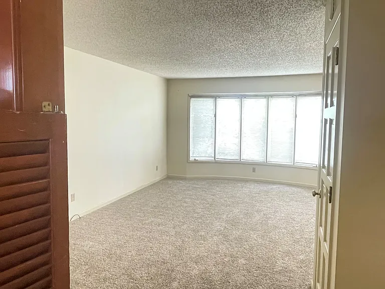 Williamsburg House Apartments — Photo 19