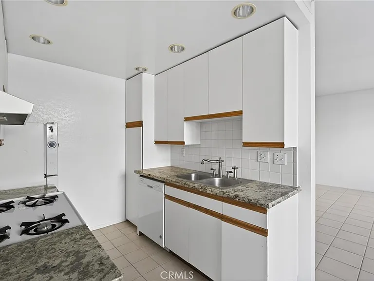 4441 Woodman Ave #111 — Photo 17