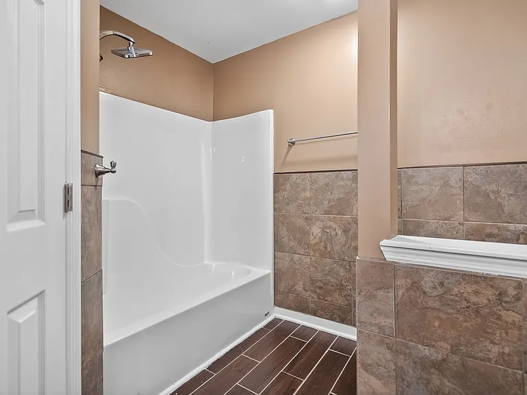 1004 Austin Ct — Photo 30