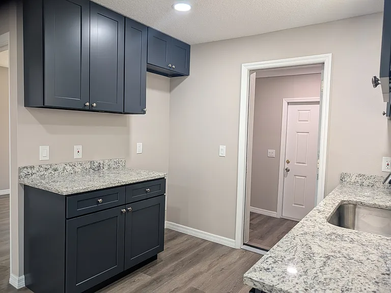 811 Hills St — Photo 4