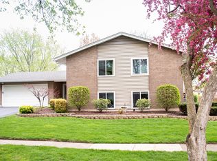 2709 Diamond Ct, Woodridge, IL 60517