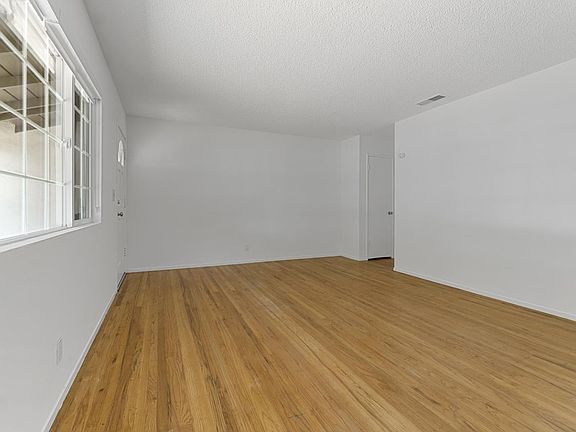 5th image of 912 Thackeray Ln