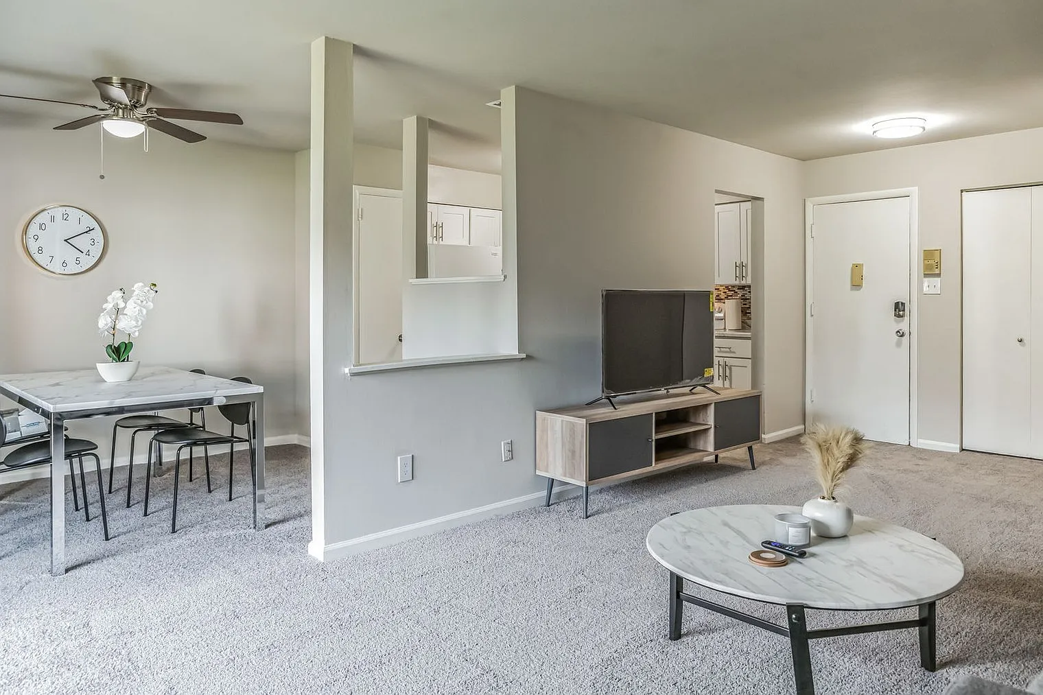2 bed, 2.0 bath, 10763 sqft, $3,300 — Photo 2