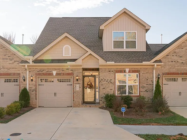 2941 York Place Dr — Photo 1