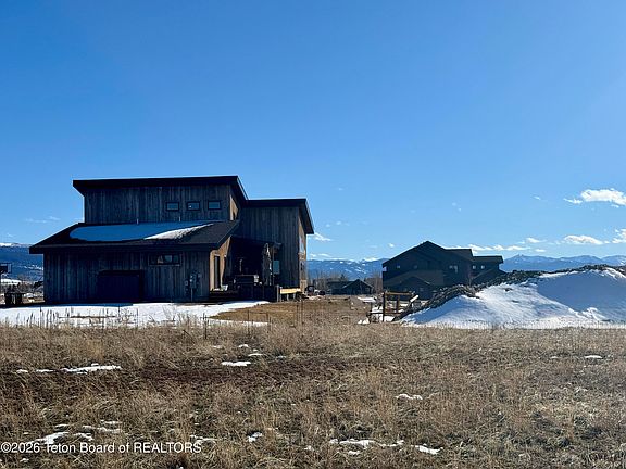 3rd image of 1045 Pawnee Rd