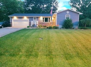 7 McIntyre Dr, Warrensburg, IL 62573